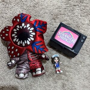 Stranger Things Demogorgon Plush & Mini TV Set - Red Multi